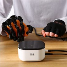Roku robotu rehabilitācijas ierīce Family Care