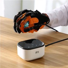 Hemiplēģijas rehabilitācijas robotu cimds insulta pacientiem